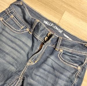 Wallflower ankle/cropped capri jeans.
